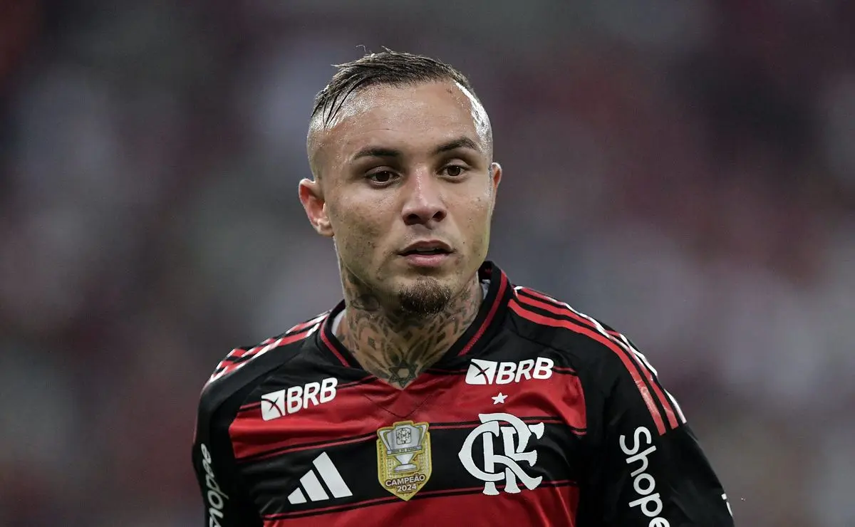 Everton Cebolinha contribui para o gol da vitória do Flamengo e recebe elogios da torcida