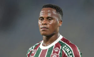 Ex-jogador do Fluminense e cotado no Flamengo, Jhon Arias perde espaço na Inglaterra e é relegado ao banco. Ex-jogador do Fluminense e cotado no Flamengo, Jhon Arias perde espaço na Inglaterra e é relegado ao banco.