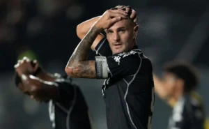 Felipe Melo ataca postura de Vegetti em Atlético-MG x Vasco: Falta de inteligência Felipe Melo ataca postura de Vegetti em Atlético-MG x Vasco: "Falta de inteligência"