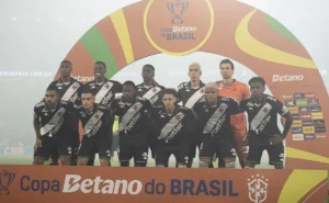 Fernando Diniz deve repetir escalação em jogo de ida da final da Copa Betano do Brasil contra o Corinthians