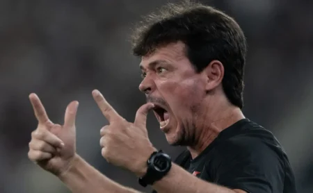 Fernando Diniz enfrenta drama defensivo às vésperas de Vasco x Fluminense em 2025 Fernando Diniz enfrenta drama defensivo às vésperas de Vasco x Fluminense em 2025