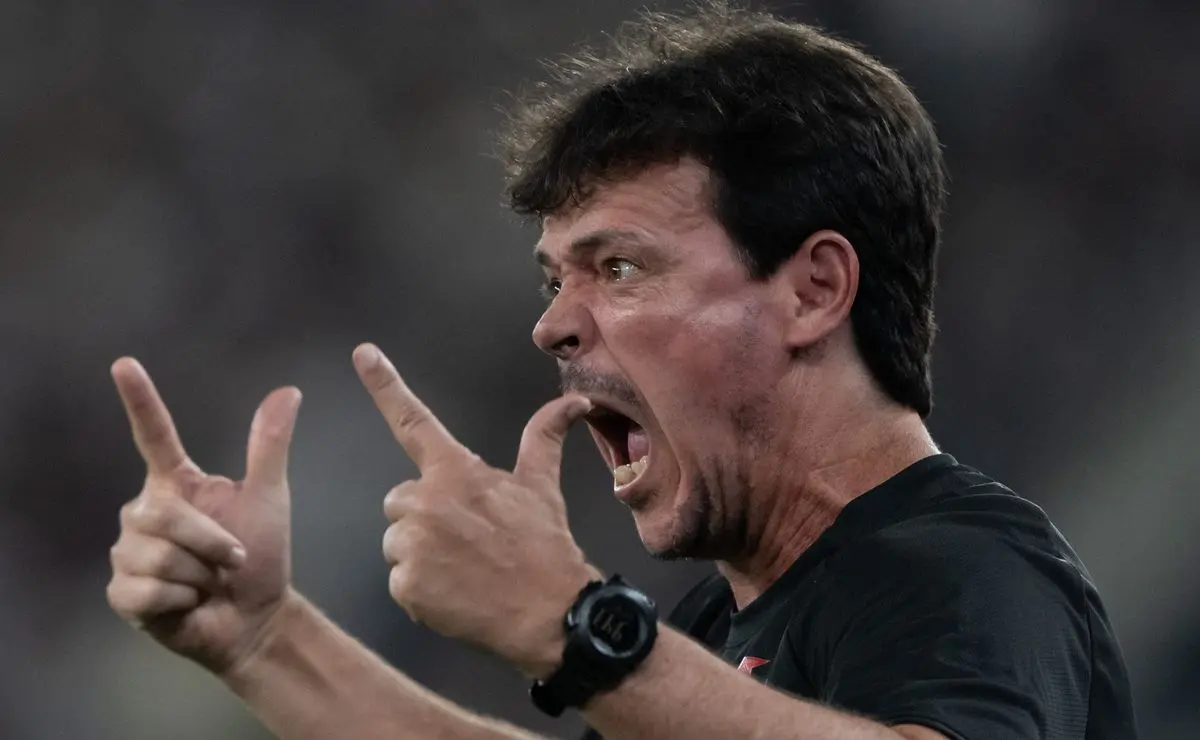 Fernando Diniz enfrenta drama defensivo às vésperas de Vasco x Fluminense em 2025 Fernando Diniz enfrenta drama defensivo às vésperas de Vasco x Fluminense em 2025