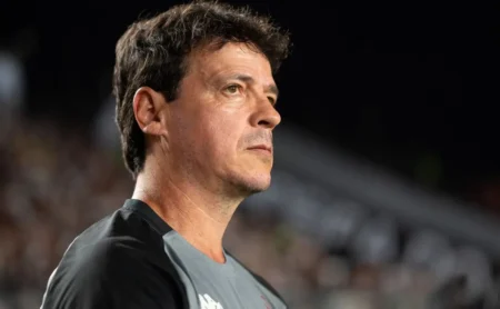 Fernando Diniz recorda passagem pelo São Paulo após vitória do Vasco: “Sete pontos na frente” Fernando Diniz recorda passagem pelo São Paulo após vitória do Vasco: “Sete pontos na frente”