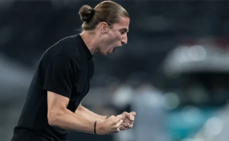 Filipe Luís em um ano no Flamengo: Rumo a igualar marca de Abel Ferreira no Palmeiras e a Nação agitada
