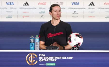 Filipe Luís recebe aplausos e exalta orgulho do time após vice-campeonato do Flamengo: “Histórico” Filipe Luís recebe aplausos e exalta orgulho do time após vice-campeonato do Flamengo: “Histórico”