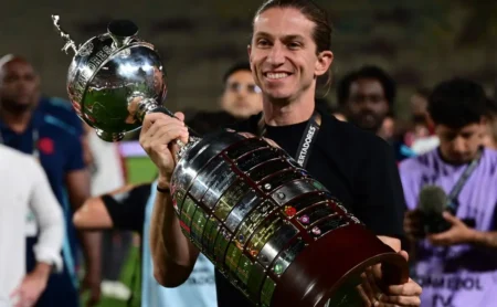 Filipe Luís, técnico do Flamengo, fica atrás de Abel Ferreira em ranking internacional