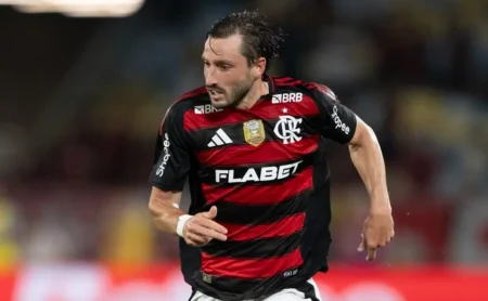 Flamengo analisa proposta do River Plate por empréstimo de Viña, com opção de compra.