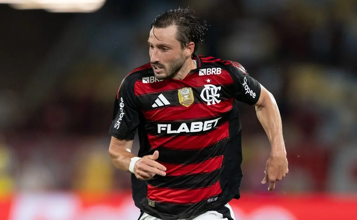 Flamengo analisa proposta do River Plate por empréstimo de Viña, com opção de compra.