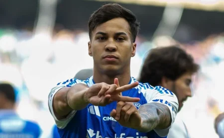 Flamengo avalia proposta de R$ 195 milhões por Kaio Jorge