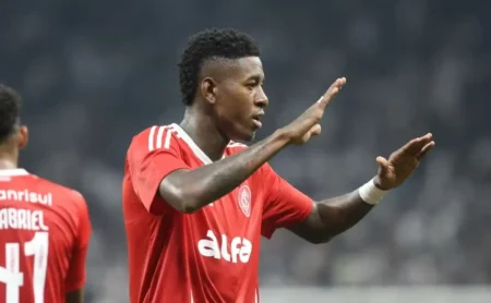 Flamengo avança em negociação com Vitão e se aproxima da contratação do zagueiro para 2026