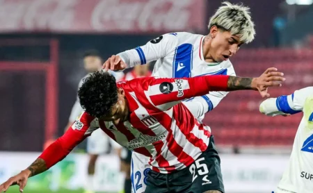 Flamengo estuda superar ofertas de Botafogo e Fluminense para contratar Cristian Medina por valor elevado.