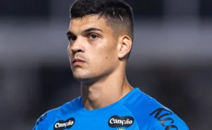 Flamengo intensifica busca por Gabriel Brazão com possível saída do Santos