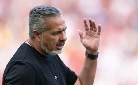 Flamengo mantém indefinição sobre o futuro de Matías Viña