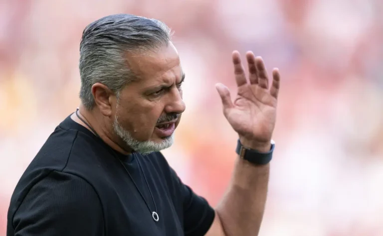 Flamengo mantém indefinição sobre o futuro de Matías Viña Flamengo mantém indefinição sobre o futuro de Matías Viña