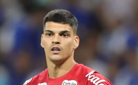 Flamengo mira Gabriel Brazão: avanços por novo goleiro do Santos.