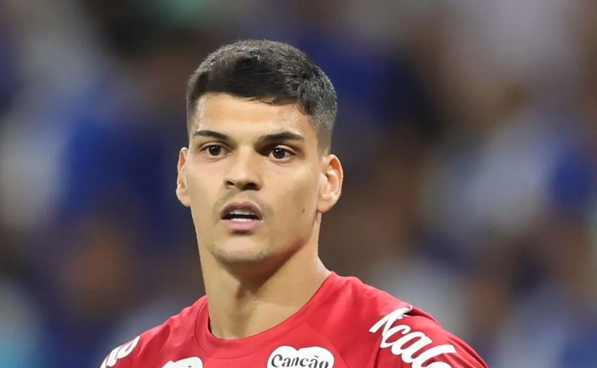 Flamengo mira Gabriel Brazão: avanços por novo goleiro do Santos.