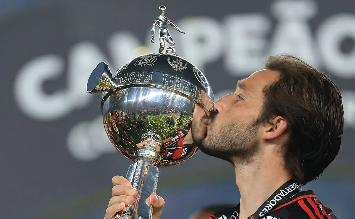 Flamengo planeja retorno de Viña em 2027 e propõe empréstimo ao River Plate sem opção de compra