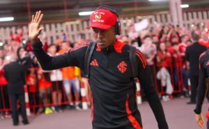 Flamengo vê proposta por Vitão recusada pelo Internacional e futuro do zagueiro é incerto