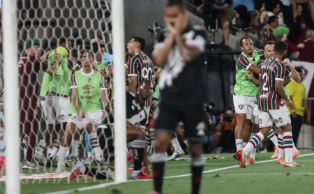 Fluminense abre o placar contra o Vasco em gol contra polêmico de Paulo Henrique Fluminense abre o placar contra o Vasco em gol contra polêmico de Paulo Henrique