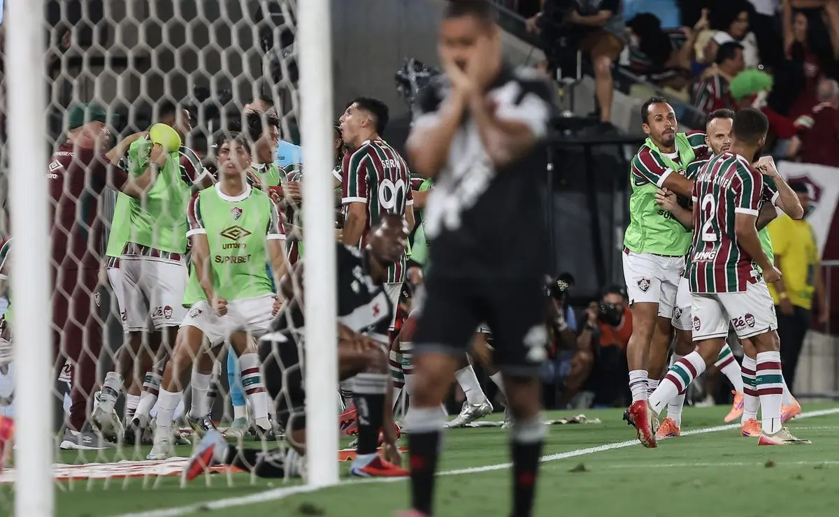 Fluminense abre o placar contra o Vasco em gol contra polêmico de Paulo Henrique