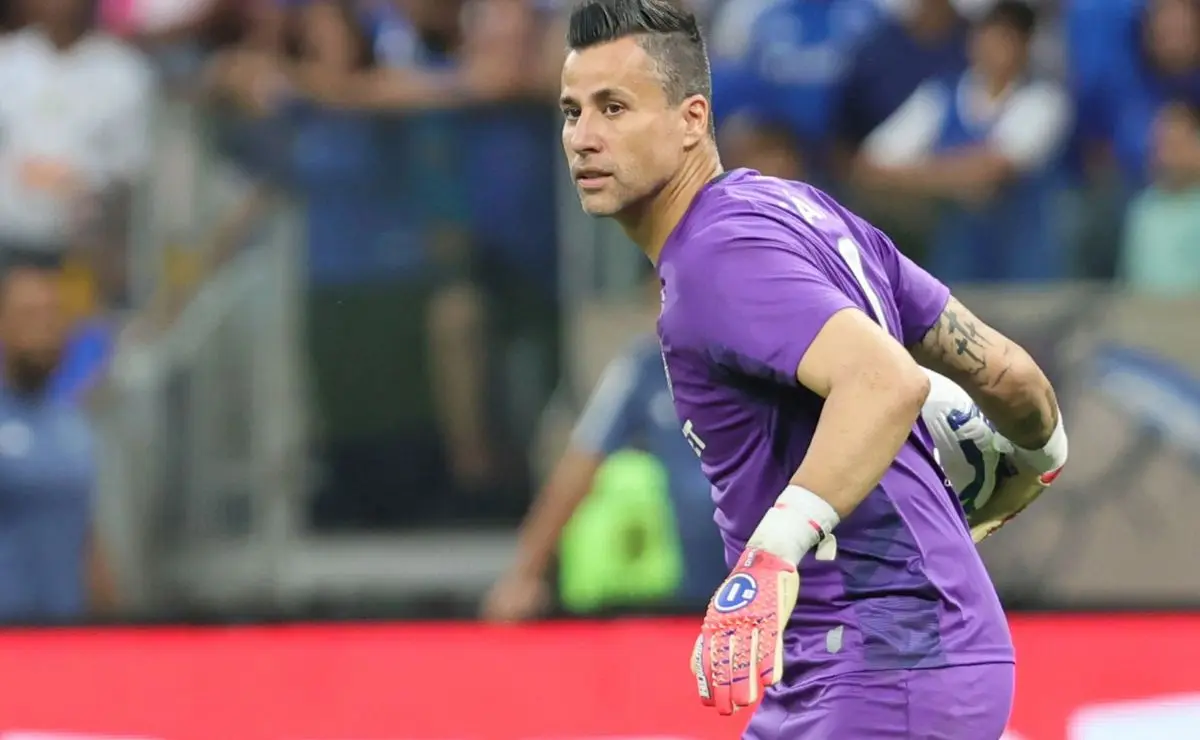 Fluminense planeja reforços para o gol e age com cautela no mercado