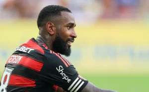 Gerson entra em contato com elenco do Flamengo após conquistas de Libertadores e Brasileirão Gerson entra em contato com elenco do Flamengo após conquistas de Libertadores e Brasileirão