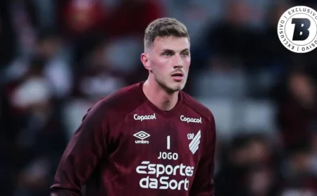 Goleiro Bento, do Athletico, no Flamengo: diretoria decide não avançar por empréstimo.