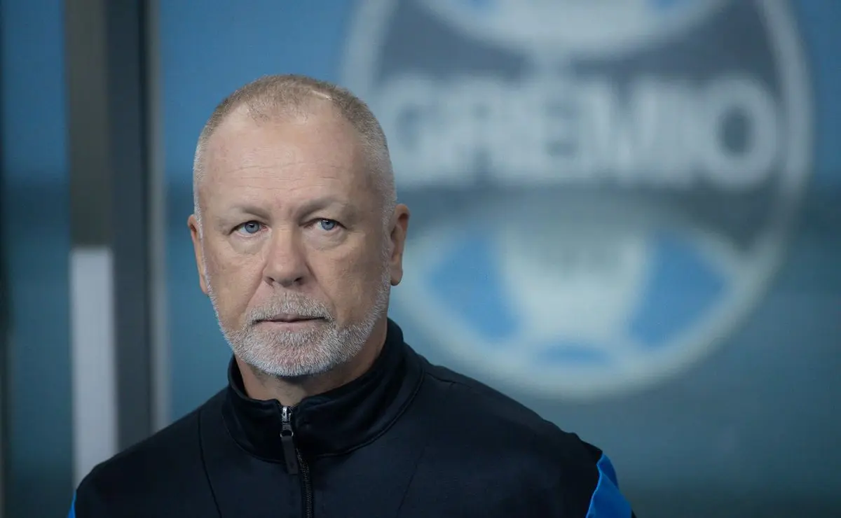Grêmio agenda encontro crucial com Luís Castro, Mano Menezes vislumbra saída em 2026