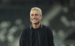 Grêmio avança em negociações e pode investir R$ 2 milhões por Luís Castro Grêmio avança em negociações e pode investir R$ 2 milhões por Luís Castro