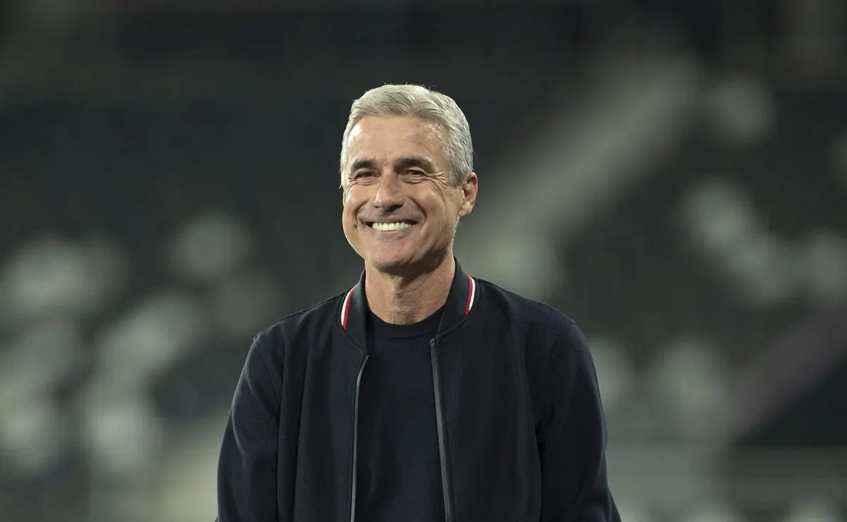 Grêmio avança em negociações e pode investir R$ 2 milhões por Luís Castro Grêmio avança em negociações e pode investir R$ 2 milhões por Luís Castro