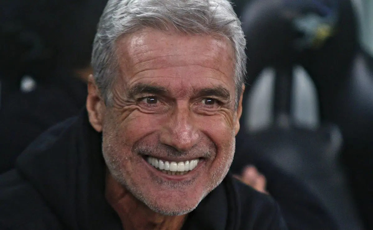 Grêmio intensifica investida e se aproxima de acerto com Luís Castro para assumir o lugar de Mano Menezes