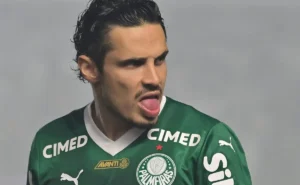 Grêmio mantém o interesse em Raphael Veiga e planeja forte investimento para contratá-lo.