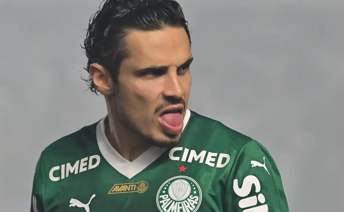 Grêmio mantém o interesse em Raphael Veiga e planeja forte investimento para contratá-lo.