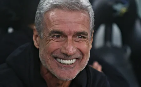 Grêmio promete a Luís Castro reforços de impacto e mira 4 contratações Grêmio promete a Luís Castro reforços de impacto e mira 4 contratações