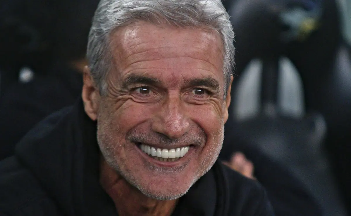 Grêmio promete a Luís Castro reforços de impacto e mira 4 contratações Grêmio promete a Luís Castro reforços de impacto e mira 4 contratações