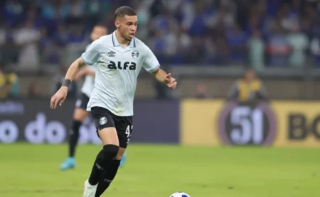 Grêmio recebe proposta do Aston Villa e pode perder Alysson após oferta salarial alta Grêmio recebe proposta do Aston Villa e pode perder Alysson após oferta salarial alta