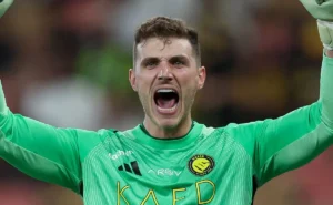 Grêmio tem interesse em Bento, mas negociação é vista como complexa devido a salário milionário na Arábia.