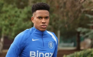 Imprensa europeia lamenta falta de oportunidades para Estêvão no Chelsea: “Acima do resto”