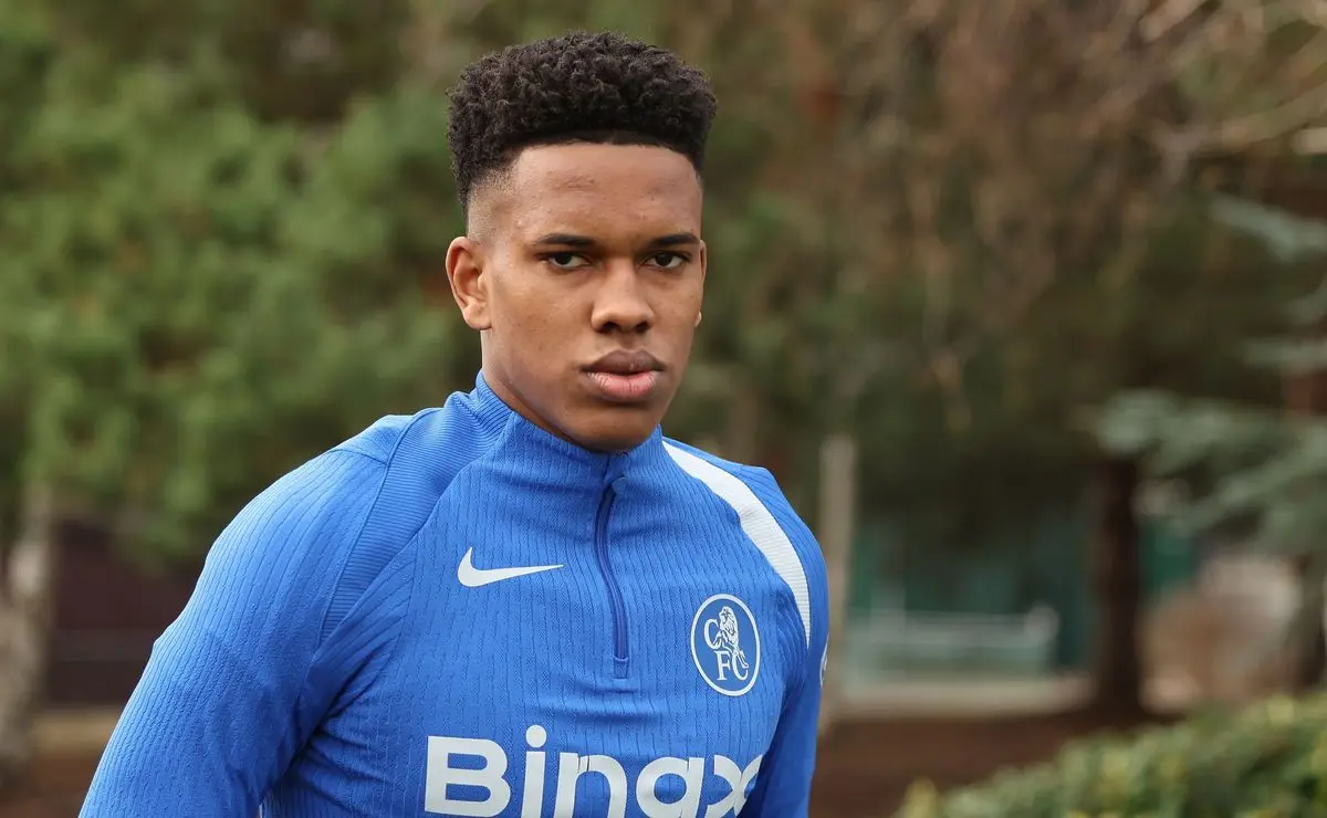 Imprensa europeia lamenta falta de oportunidades para Estêvão no Chelsea: “Acima do resto”