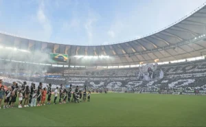 Início lento: Vasco sofre gol em bobeira contra o Corinthians