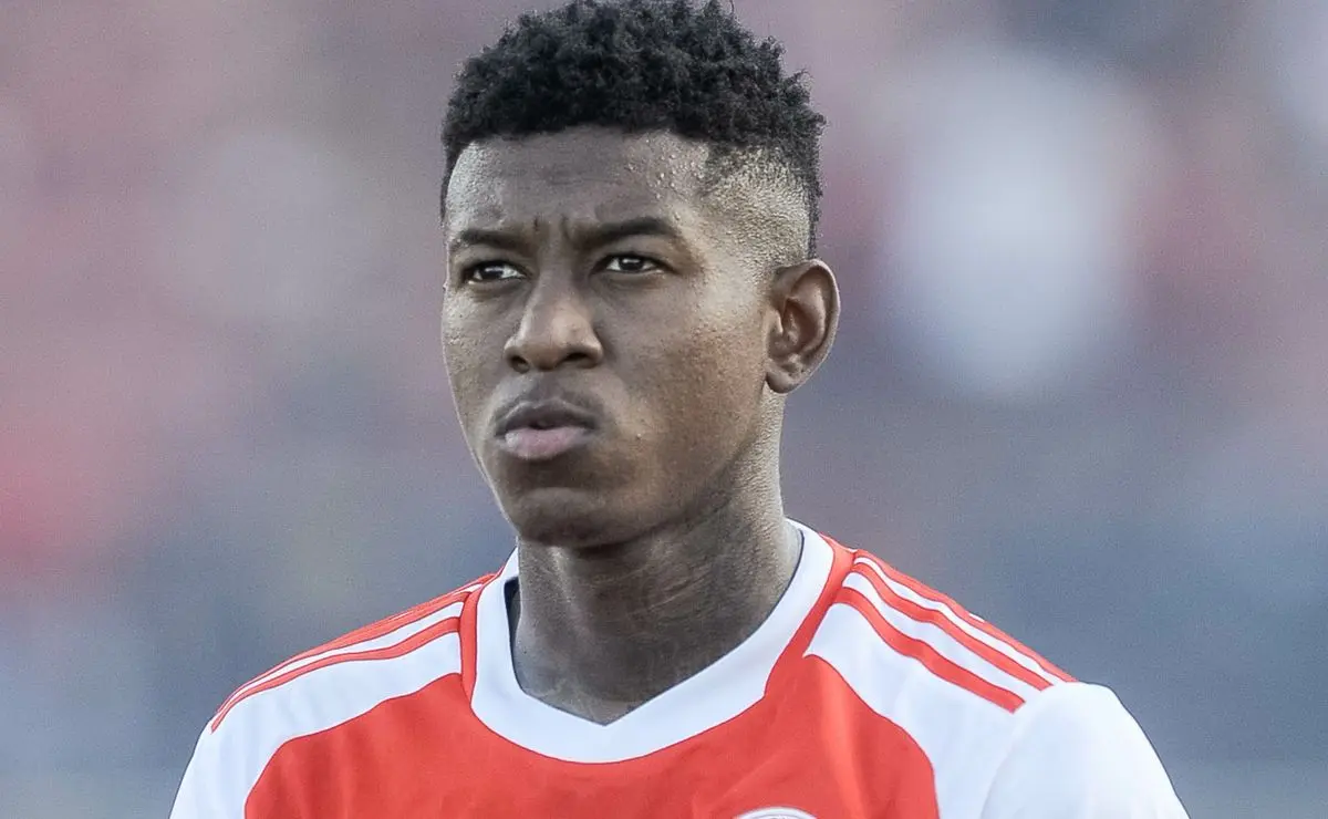 Internacional estipula valor de R$ 75,8 milhões para venda de Vitão ao Flamengo após recusa inicial