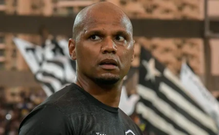 Jefferson pede retorno do estilo vitorioso do Botafogo em 2024: “É preciso ter jogadores de lado”