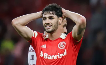 Johnny Cardoso oferece apoio ao Internacional: "Estou na torcida"