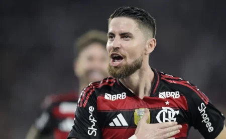 Jorginho, do Flamengo, eleito a melhor contratação do futebol brasileiro em 2025