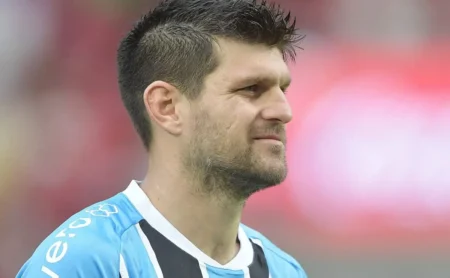 Kannemann perde espaço com Luís Castro no Grêmio e pode ir para o San Lorenzo Kannemann perde espaço com Luís Castro no Grêmio e pode ir para o San Lorenzo