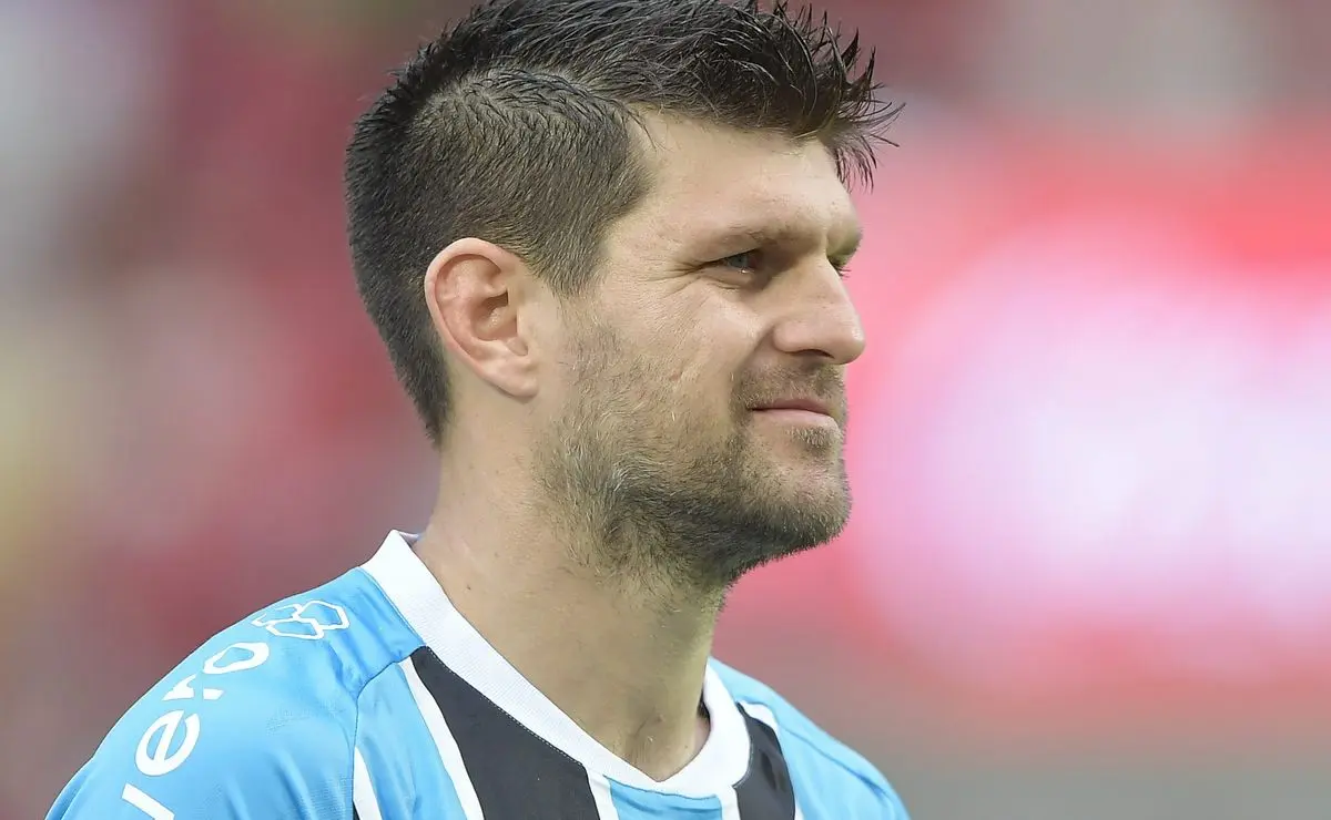 Kannemann perde espaço com Luís Castro no Grêmio e pode ir para o San Lorenzo