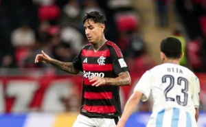 Lance polêmico com Pulgar: revolta, VAR e cartão esquentam reta final de Flamengo x Pyramids Lance polêmico com Pulgar: revolta, VAR e cartão esquentam reta final de Flamengo x Pyramids