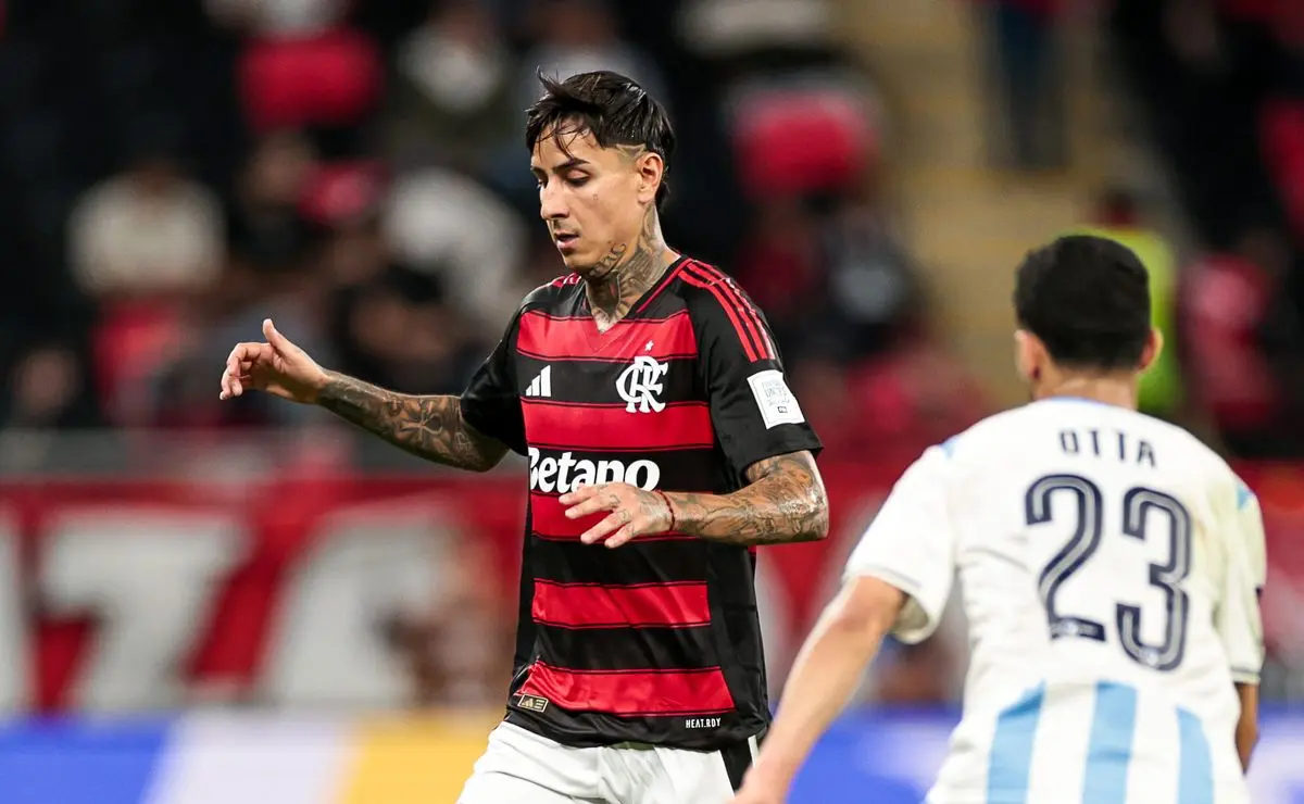 Lance polêmico com Pulgar: revolta, VAR e cartão esquentam reta final de Flamengo x Pyramids