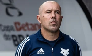 Leonardo Jardim assume responsabilidade pela eliminação do Cruzeiro e explica escolha dos batedores Leonardo Jardim assume responsabilidade pela eliminação do Cruzeiro e explica escolha dos batedores