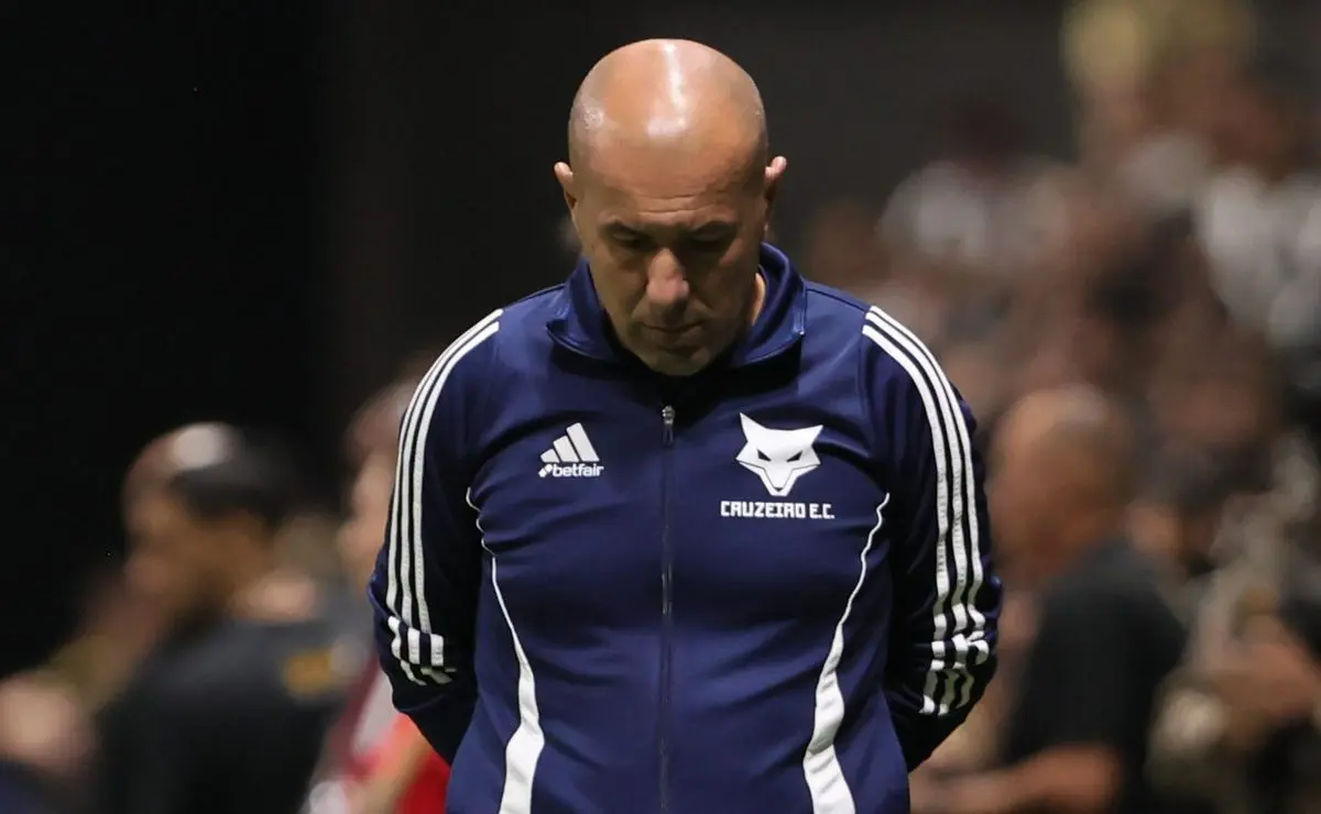 Leonardo Jardim comenta lance polêmico de Memphis Depay em Cruzeiro x Corinthians Leonardo Jardim comenta lance polêmico de Memphis Depay em Cruzeiro x Corinthians